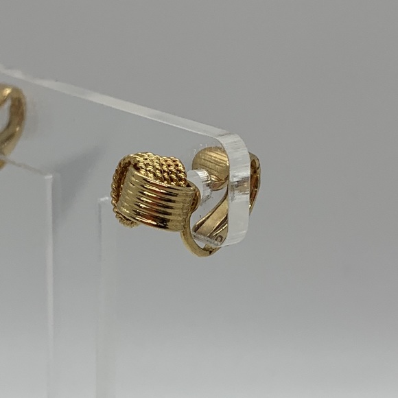 Vintage Avon Gold Tone Knot Clip on Earrings - Picture 5 of 10